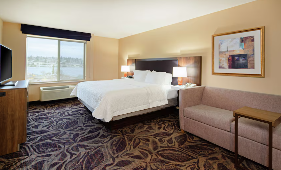 Hampton Inn & Suites Bremerton hotel room
